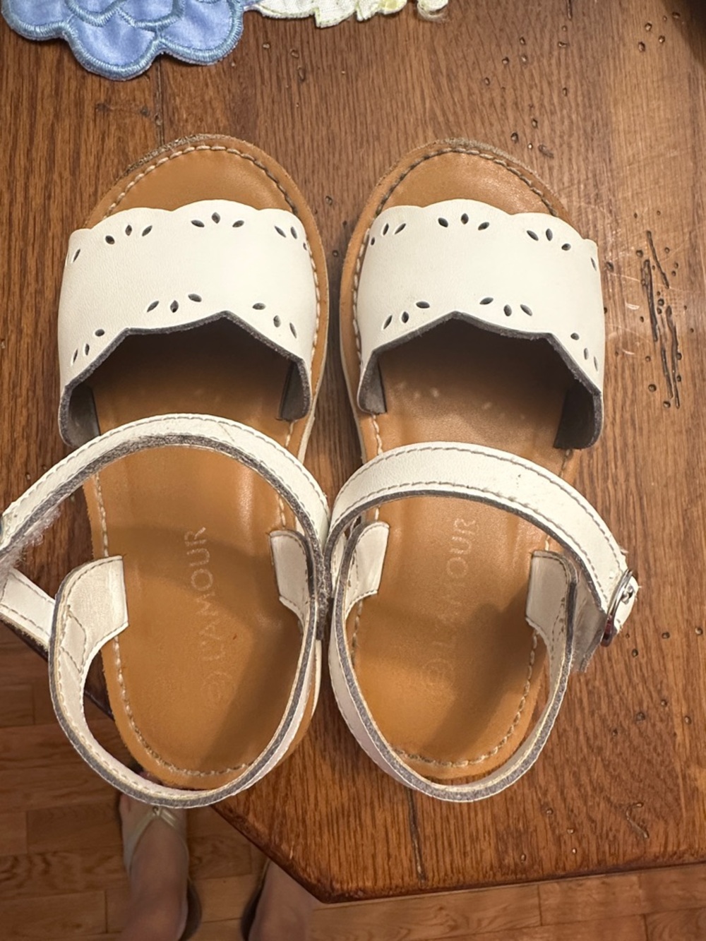 L’Amour Kids White Sandals with Scalloped Detail